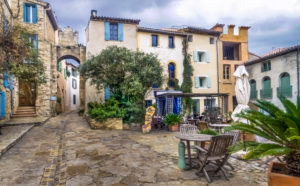 Place Juin 1907 in Bages. The Porte du Cadran Solaire was built in the 17th century. Located in the Narbonnaise en Méditerranée Regional Nature Park. Place Juin 1907 in Bages. The Porte du Cadran Solaire was built in the 17th century. Located in the Narbonnaise en Méditerranée Regional Nature Park.